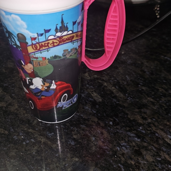 Set of Disney refillable plastic cups - Picture 3 of 11